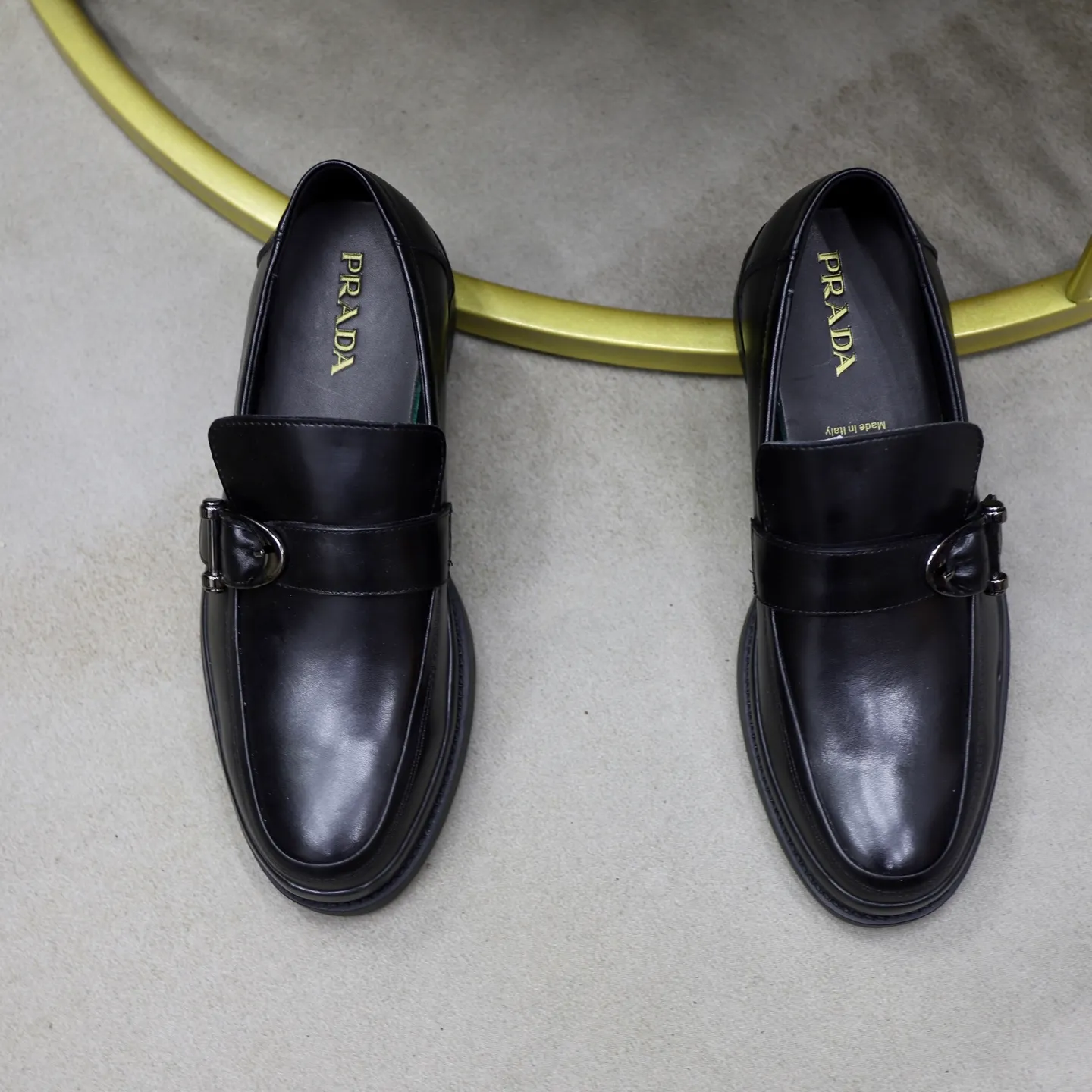 Ex-factory price: 500💰🙅‍♂️🙅‍♂️🙅‍♂️ Brand: PRADA Standard code: Men's code 38-44 (45 can be customized) Grade: Same style as the official website Original order quality Material: Original cowhide surface Comfortable lining Original outsole Style category: Men's fashionable casual leather shoes Distinguished big-name luxury elements Top luxury Color: Color of the actual picture
